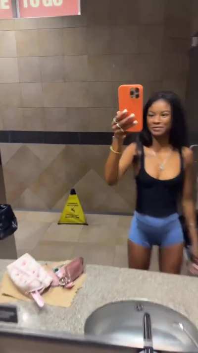 Love when they be in public like this 🙌🏾🤤