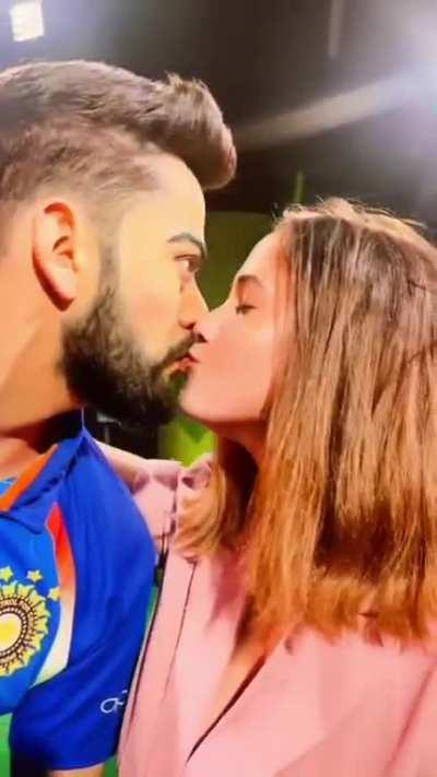 Anushka be like 🤡