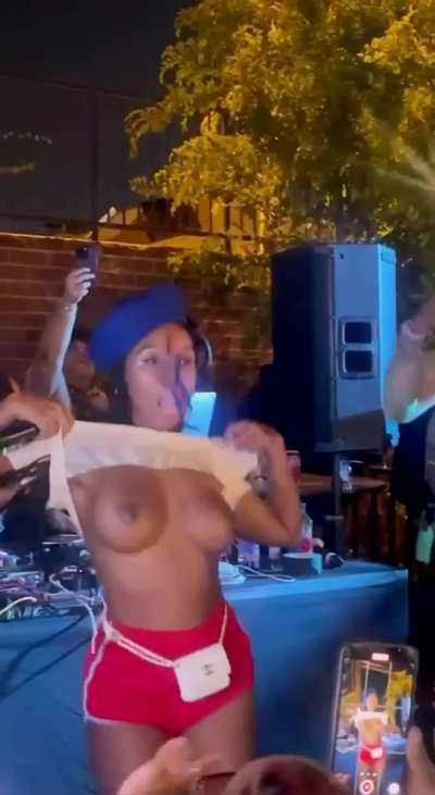 Janelle Monáe - Flashing in 60fps slow mo