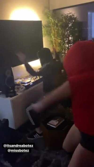 yikes.... Botez sisters hanging out with Craig Thompson @miniladd