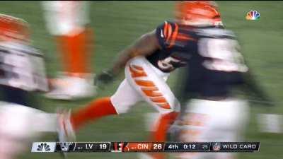 [Highlight] LV vs CIN - Carr's pass intercepted in the Red Zone