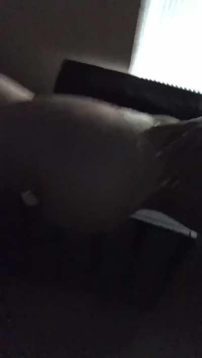 look at her nails 👀