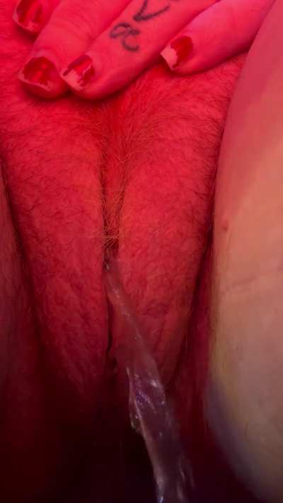 Watch my fat pussy piss 💦 on the toilet 👅 [OC]