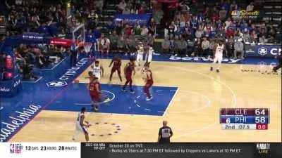 [Highlight] James Harden takes Dean Wade's ankles before hitting the floater