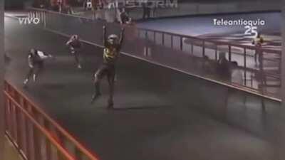 Rollerblader prematurely celebrates victory then gets robbed.