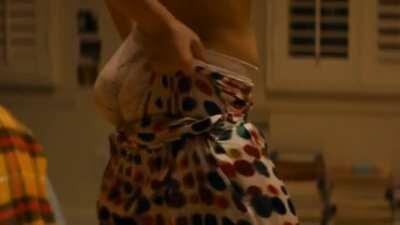 Jennette just can't get her pants on