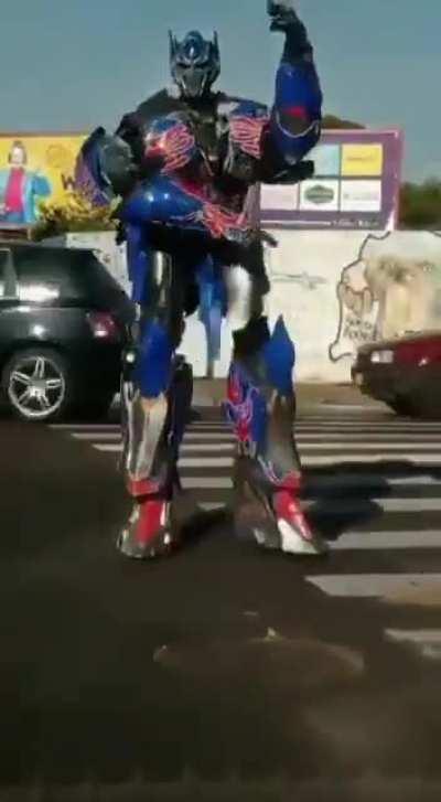 não tá fácil pra ninguém. Optimus Prime fazendo um bico no semáforo em Araraquara