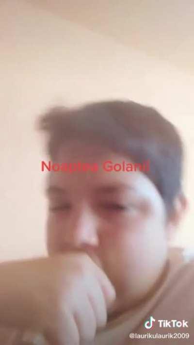 copilul asta e in bloc cu mine ce naiba