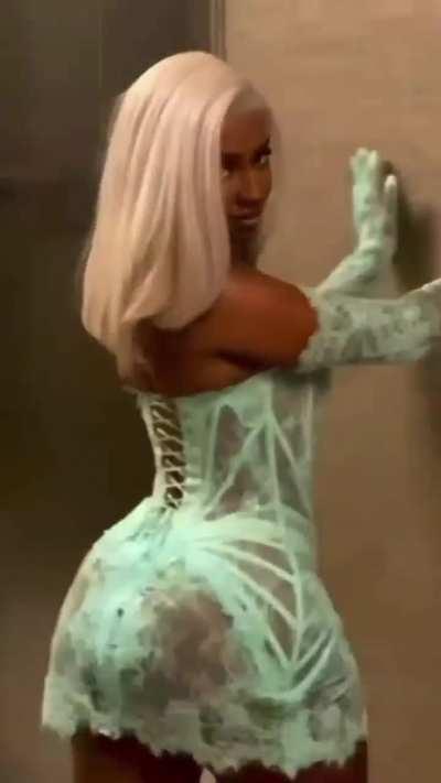 @soooraven SHOWIN OFF SEXY!! DRESS😍