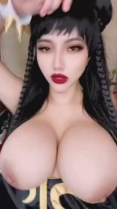 The real reason Chun-li is the strongest woman in the world (OC)😈