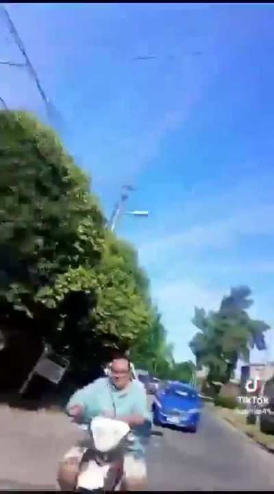  EL INSPECTOR DE TRÁNSITO, SIN CASCO Y TOMANDO UNA FRESCA.
 Así filmaron a Ángel, un agente de tránsito del municipio de Morón que suele pedir papeles y realizar multas en el municipio.