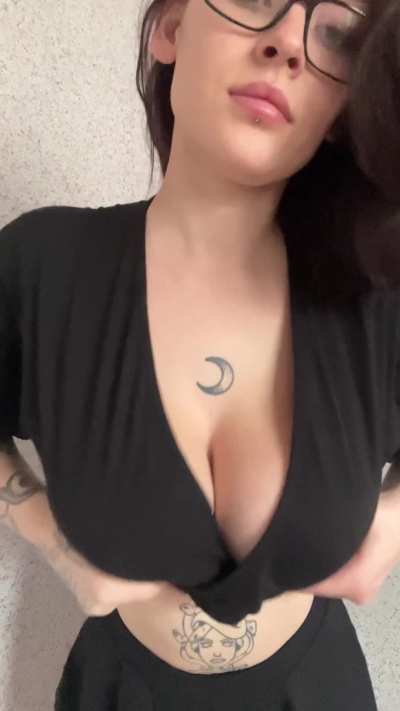 I need your cumshot on my boobs