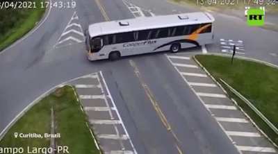 Driver decides to not think and gets full consequences 