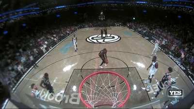 [Highlight A disgruntled fan throws a cup onto the court to stop play