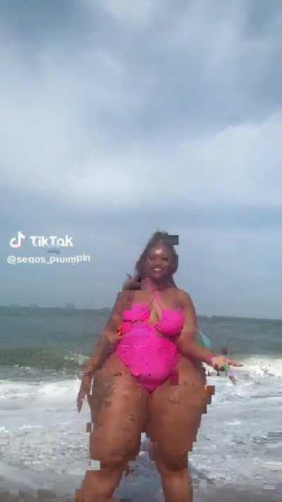 Wish she’d turn around 😩