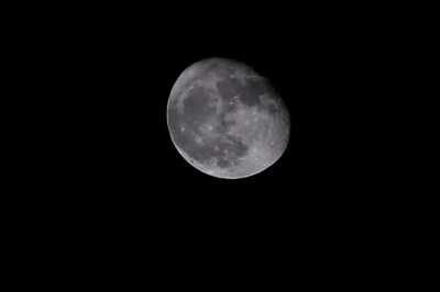 I took a small timelapse of yesterday's Waning gibbous playing hide n seek in the cloudy sky.