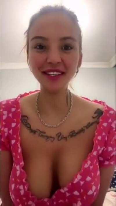 Tiktok varoşu Arzu Yılmaz&rsquo;ın yayında kazayla(!) memesi a&ccedil;ılıyor