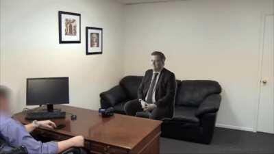 Simmi fer í viðtal