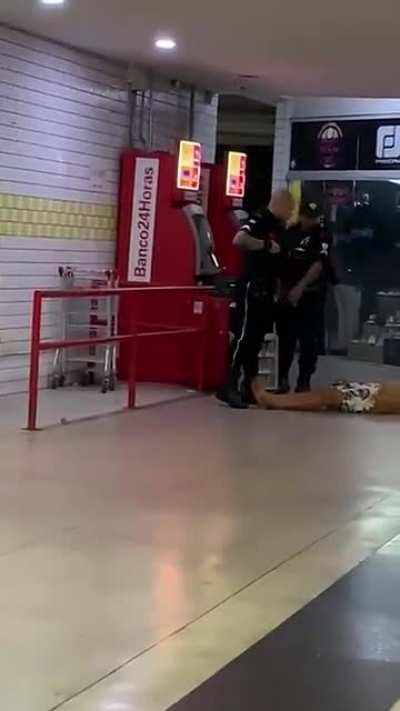 Some dude trying to argue with a private security in Brazil