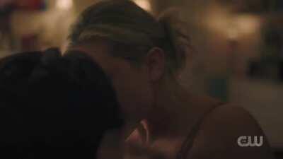 Lili Reinhart Bughead 5x03 scene