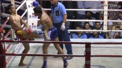 Beautiful elbow defense (Sam-A vs Superlek, 2013)