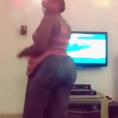 Heavy Ass datcalabar girl trying to dance but her butt too big 🍆🍑❤️