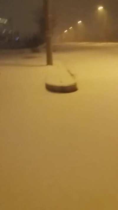 Koca cadde bomboş ben deli gibi koşuyom :D (bu arada sesim böle değil ben bilerek çıkardım)