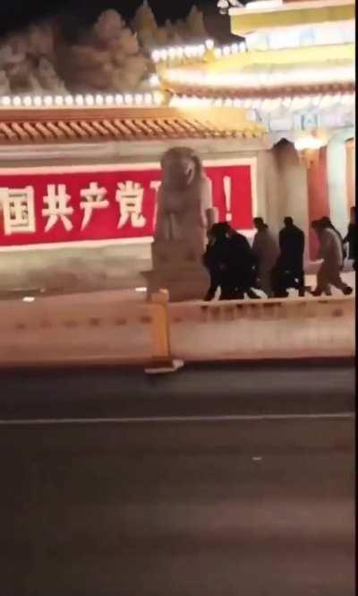 3月10日凌晨，有人驾车冲撞中南海，司机被警卫当场抬走。这一幕被路过的司机拍了下来。
星星之火已经开始蔓延了。