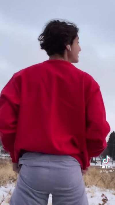 Yes it's my sludge eye colored daddy here to flex his ass cheeks seductively