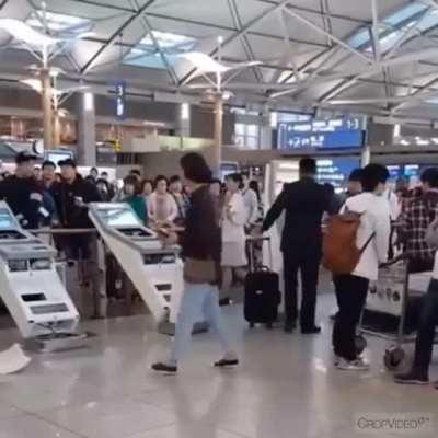 Drunk guy at Incheon Airport frustrated at Self Check-in machine.