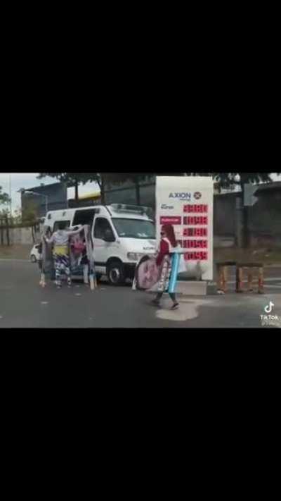 Video donde se ve ambulancia transportando publicidad del Frente de Todos (el video no es mio)