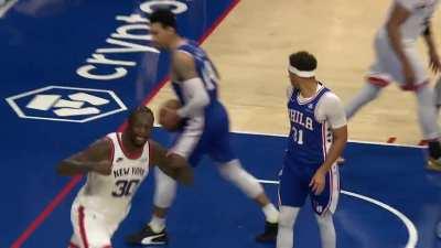 [Highlight] RJ Barrett celebrating a little too hard with Randle.