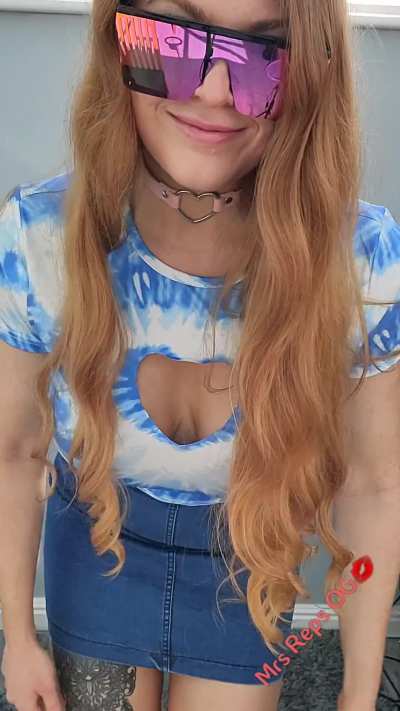 Mommy is always ready to flash a neighbour 