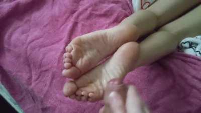 Hubby enjoyed shooting his load on my soft wrinkly soles 😏