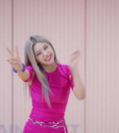 200910 Yeji in Lias outfit