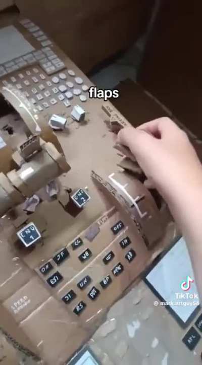 Modelo de avião feito totalmente de papelão