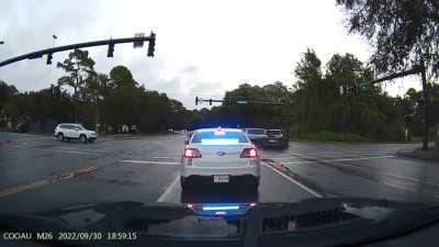 Traffic lights out due to power outage from hurricane Ian results in a failure to yield and crash