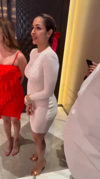 Curvaceous mommy Malaika 