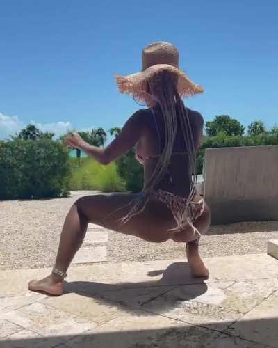 This rapper can get it! Her McDonald’s meal was also pretty good! 🔥😍