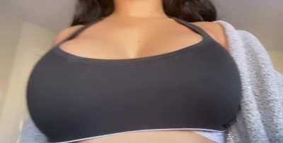 Who doesn't like natural bouncy big tits