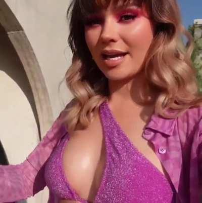 Talia's Tight Cleavage