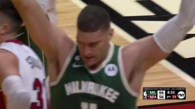 [Highlight] Brook Lopez rejects another Bam slam attempt.