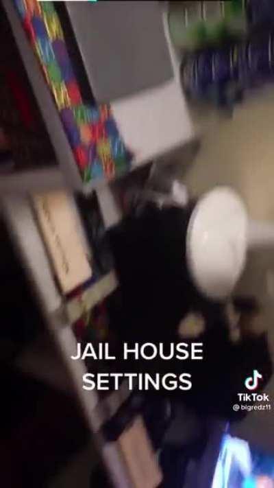 Bro really got an airfryer in prison no wonder yall rappers ain’t got a problem being arrested😭😭