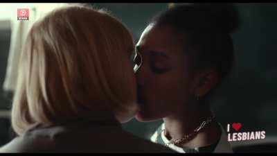 Malaika Berenth Mosendane & Alvilda Lyneborg Lassen (Stadig Ikke Dod - s01e05)