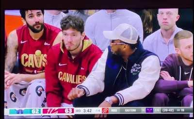 [Highlight] Cedi Osman and Donovan Mitchell not fighting on the bench