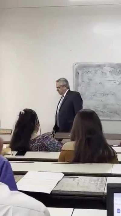 Cuando llegaba el profesor ortiva sin ganas de enseñar