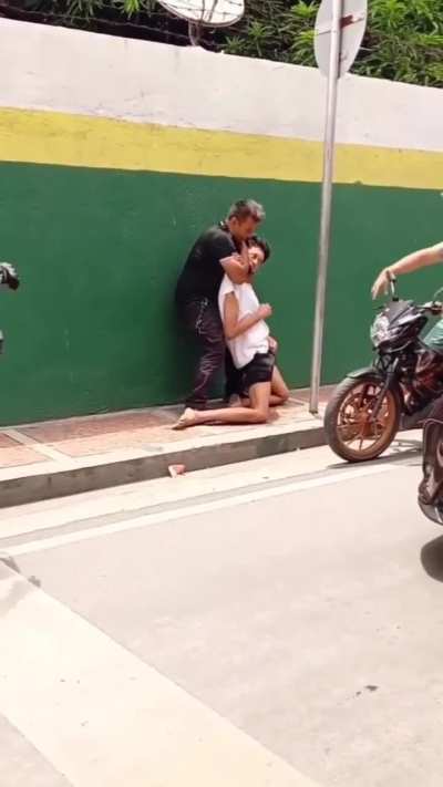 Guy caught stealing. Gets choked. (Philippines)