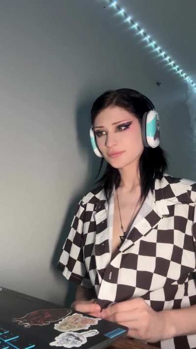 Cute goth tits (reveal)