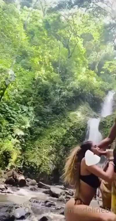 Breadelin waterfall blowjob