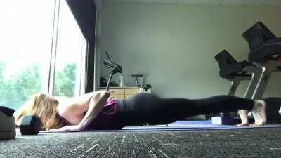 Hurting from sitting at your desk all day?? Here’s a quick routine I do on breaks to maintain mobility!